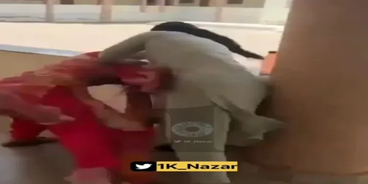 वायरल वीडियो: शर्म! लेडी प्रिंसिपल और लाइब्रेरियन इसे स्कूल परिसर में WWE पहलवानों की तरह लड़ते हैं, नेटिज़ेंस एगस्ट