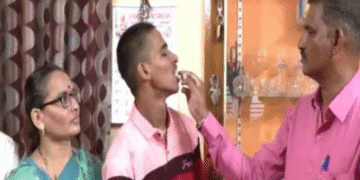 वायरल समाचार: कर्नाटक माता -पिता अपने मनोबल को बढ़ावा देने के लिए बेटे की कक्षा 10 परीक्षा विफलता का जश्न मनाते हैं