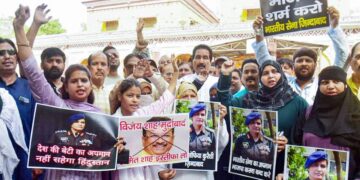 सांप्रदायिक टिप्पणियों के लिए सेक्सिस्ट जिब्स, सांसद मंत्री कुंवर विजय शाह के कई विवाद