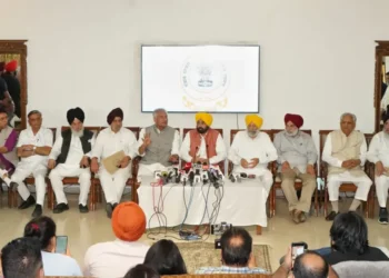 सीएम के नेतृत्व में, राज्य के सभी राजनीतिक दल राज्य के पानी को बचाने के लिए एकता के दुर्लभ शो को प्रदर्शित करते हैं