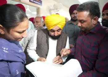 सीएम मोहाली में उप रजिस्ट्रार कार्यालय में आश्चर्य की जाँच करता है