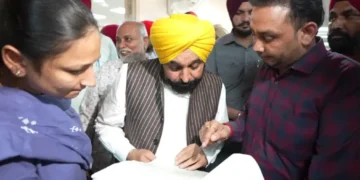 सीएम मोहाली में उप रजिस्ट्रार कार्यालय में आश्चर्य की जाँच करता है