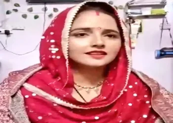 सीमा हैदर ने घर पर हमला किया, आदमी उसका गला घोंटने की कोशिश करता है, कहती है कि वह काला जादू कर रही है