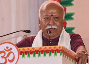 हमारी सीमाओं पर बुरी ताकतों के सामने शक्तिशाली होने के अलावा कोई विकल्प नहीं है - आरएसएस प्रमुख मोहन भागवत आयोजक में