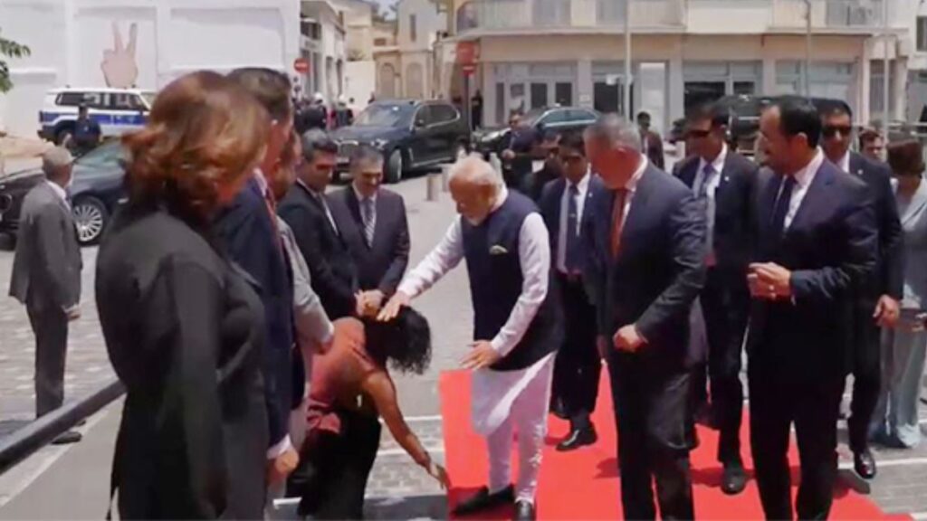 काउंसिल के सदस्य ने साइप्रस में प्रथागत भारतीय मार्ग में पीएम मोदी को बधाई दी