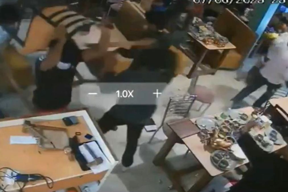 गाजियाबाद वायरल वीडियो: असहिष्णुता! 7-8 पुरुषों ने लथिस के साथ रेस्तरां, भोजन विवाद पर लोहे की छड़ें; घबराए हुए ग्राहक भय में छोड़ देते हैं