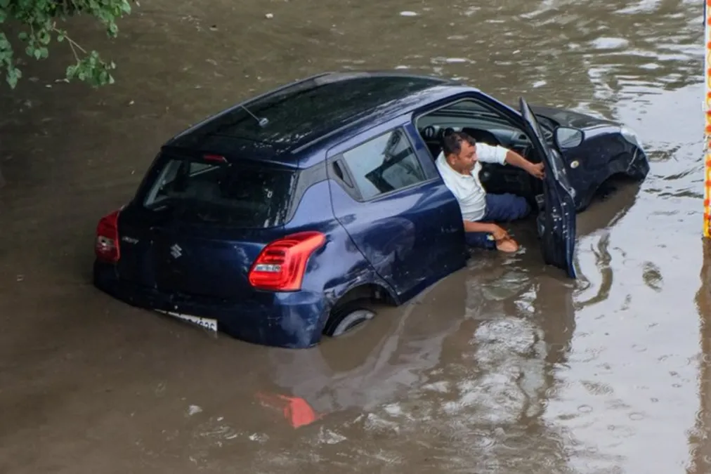गुरुग्रम वायरल समाचार: अजीब या दिनचर्या! साइबर सिटी पर डूबे कार आधी सवाल उठाती है, स्टोर में क्या है?