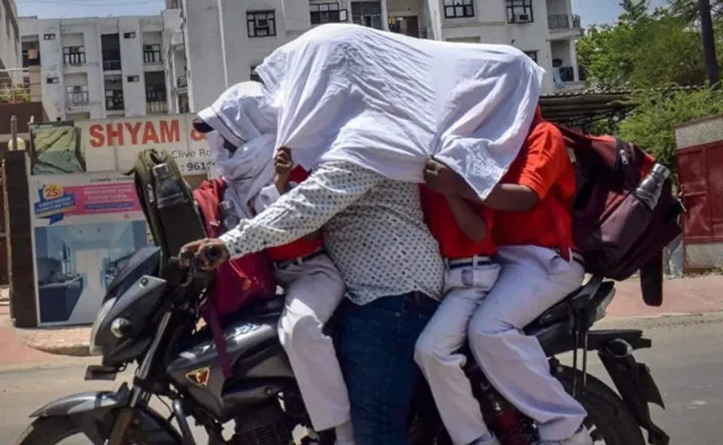 दिल्ली का मौसम अद्यतन: झुलसाने वाली गर्मी, धूल भरी हवाएं बनी रहती हैं क्योंकि पारा 43 डिग्री सेल्सियस पर चढ़ता है