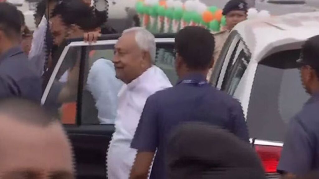 नीतीश कुमार ने कई मंत्रियों की उपस्थिति में पटना में काची दरगाह-बिदुपुर पुल का उद्घाटन किया