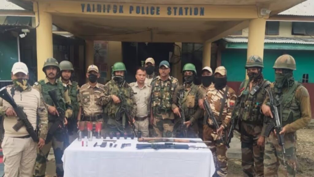 मणिपुर: सुरक्षा बल घाटी जिलों में प्रमुख दरार में 328 हथियार वसूलते हैं