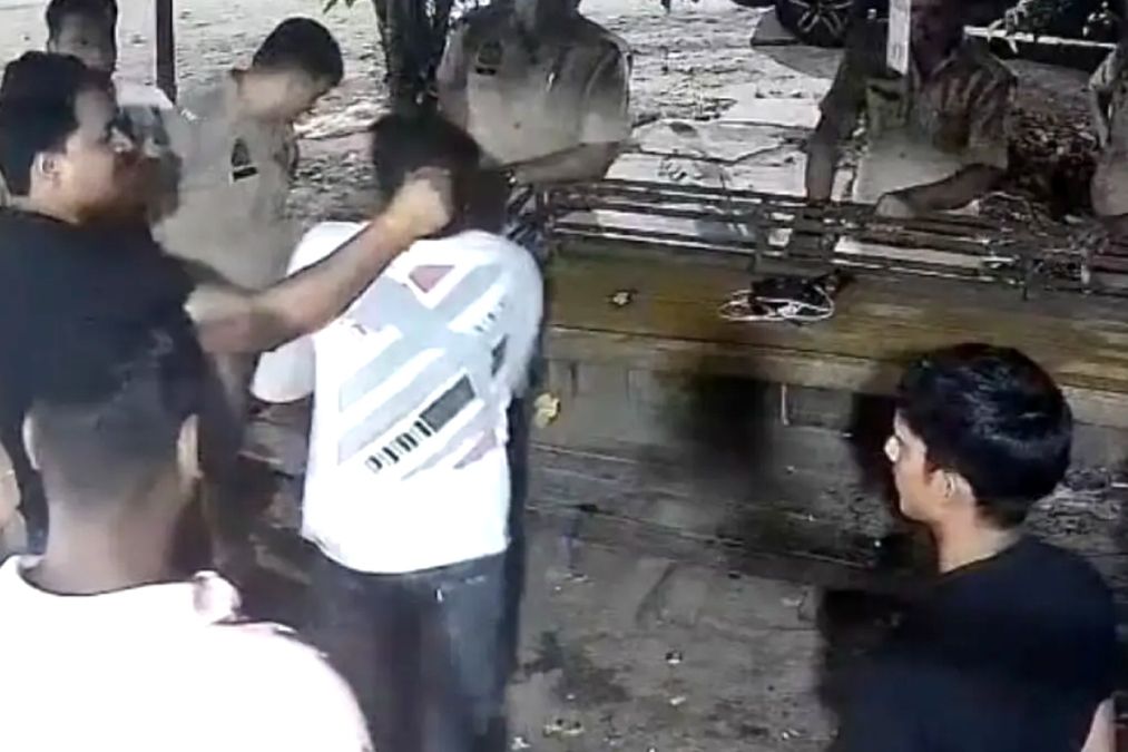 Bulandshahr वायरल वीडियो: COP ने थप्पड़ मारा, बालों से दुकानदार को घसीटा, निलंबित!