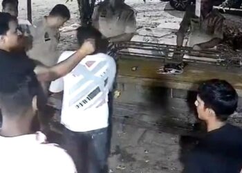 Bulandshahr वायरल वीडियो: COP ने थप्पड़ मारा, बालों से दुकानदार को घसीटा, निलंबित!