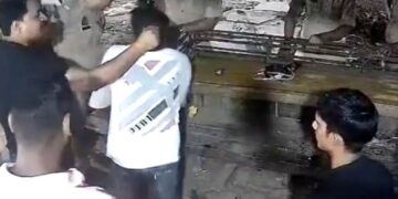 Bulandshahr वायरल वीडियो: COP ने थप्पड़ मारा, बालों से दुकानदार को घसीटा, निलंबित!