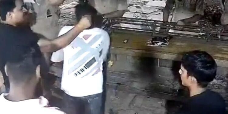 Bulandshahr वायरल वीडियो: COP ने थप्पड़ मारा, बालों से दुकानदार को घसीटा, निलंबित!