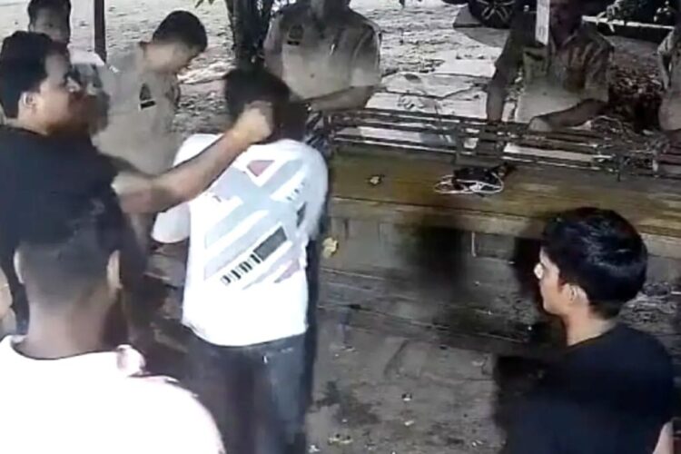 Bulandshahr वायरल वीडियो: COP ने थप्पड़ मारा, बालों से दुकानदार को घसीटा, निलंबित!