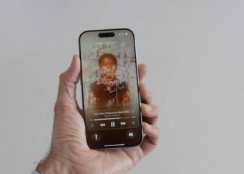 IOS Apple संगीत उपयोगकर्ताओं के लिए लॉकस्क्रीन के लिए एनिमेटेड, पूर्ण-स्क्रीन एल्बम कलाकृति लाने के लिए