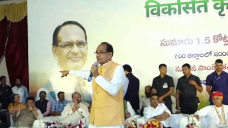 VKSA 2025: शिवराज सिंह चौहान ने विविधीकरण और एकीकृत खेती के लिए तेलंगाना किसानों की सराहना की, टमाटर, आलू और प्याज उत्पादकों के लिए गलत समर्थन की घोषणा की