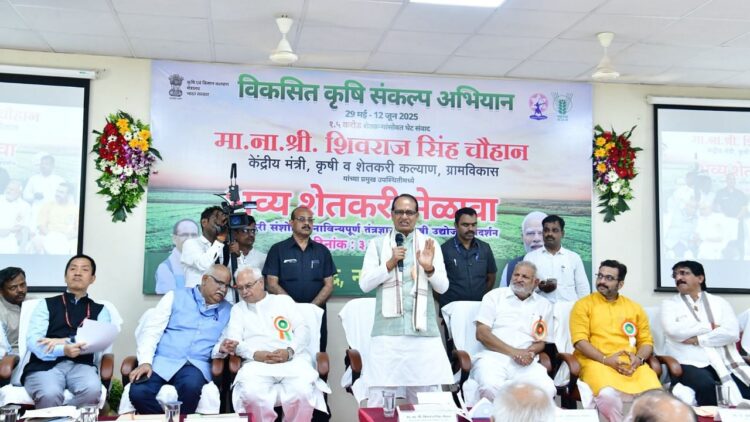 Viksit Krishi Sankalp Abhiyan 2025: 6 दिन, शिवराज सिंह चौहान ने पुणे किसानों से मुलाकात की, नकली उर्वरकों पर कार्रवाई का वादा किया
