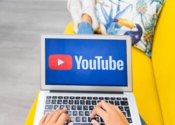 YouTube को खोजने वाले वीडियो को आसान बनाने के लिए AI अपडेट को रोल करता है | YouTube खोज | YouTube हिंडोला