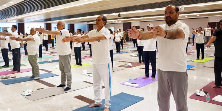 अंतर्राष्ट्रीय योग दिवस 2025: शिवराज सिंह चौहान किसानों, वैज्ञानिकों और लखपती दीदी के लिए योग लाभ पर प्रकाश डालते हैं