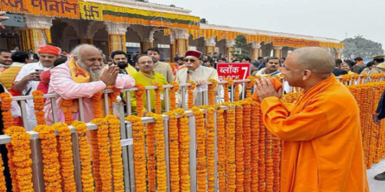 अयोध्या: यूपी सीएम योगी आदित्यनाथ राम जनमाभूमि मंदिर में 'प्रान प्रातृष्ण' समारोह में भाग लेता है