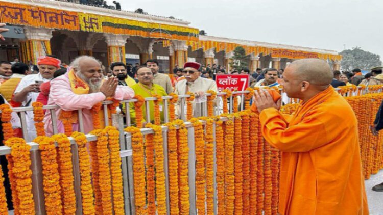 अयोध्या: यूपी सीएम योगी आदित्यनाथ राम जनमाभूमि मंदिर में 'प्रान प्रातृष्ण' समारोह में भाग लेता है