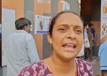 अहमदाबाद प्लेन क्रैश: 'सिविल हॉस्पिटल मीन एंट्री नाहि मिला' पीड़ित के भाई का भावनात्मक आग्रह, लोग प्रियजनों के लिए जांच करने के लिए क्यू