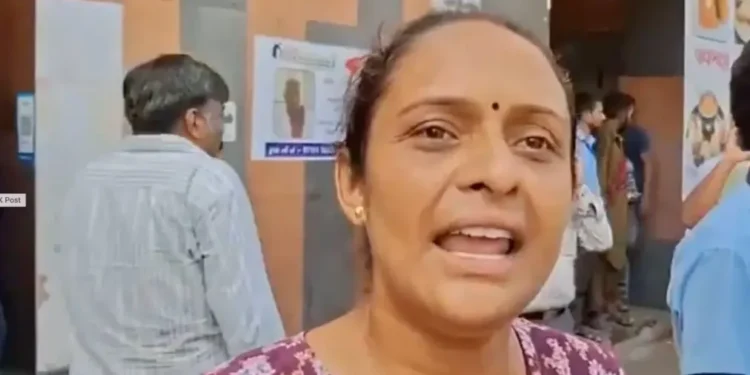 अहमदाबाद प्लेन क्रैश: 'सिविल हॉस्पिटल मीन एंट्री नाहि मिला' पीड़ित के भाई का भावनात्मक आग्रह, लोग प्रियजनों के लिए जांच करने के लिए क्यू