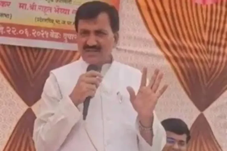 'आपके पास कपड़े, जूते, मोबाइल हमारे कारण हैं' सीएम फडनवीस ने खुद को दूर कर दिया