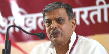 आरएसएस नेता दत्तत्रेय होसाबले ने धर्मनिरपेक्षता और समाजवाद पर टिप्पणी के साथ राजनीतिक तूफान को उतारा