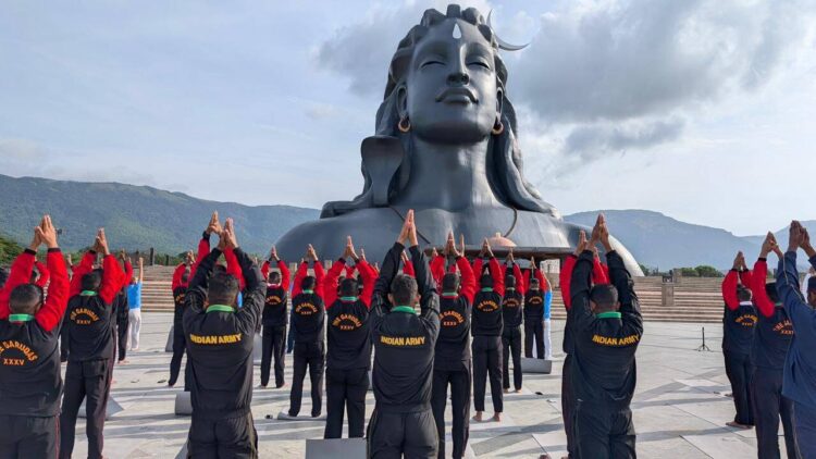 ईशा फाउंडेशन योग दिवस पर रक्षा बलों के लिए 2,500+ योग सत्र आयोजित करता है