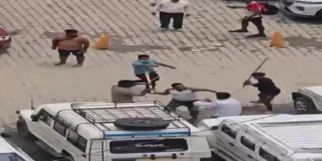 उत्तराखंड वायरल वीडियो: भक्तों ने इसे केदारनाथ तीर्थयात्रा मार्ग पर लाठी के साथ लड़ाई की, मामूली पार्किंग विवाद हिंसक हो जाता है