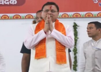 उत्तराखंड सीएम पुष्कर सिंह धामी हरिद्वार में 'स्वार्मिम 70 साल' के समापन समारोह में भाग लेते हैं
