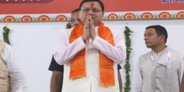उत्तराखंड सीएम पुष्कर सिंह धामी हरिद्वार में 'स्वार्मिम 70 साल' के समापन समारोह में भाग लेते हैं