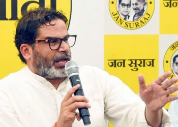 एनडीए नेताओं के रूप में दस्ताने, प्रशांत किशोर व्यापार बार-बार उच्च-दांव बिहार पोल के लिए व्यापार करते हैं