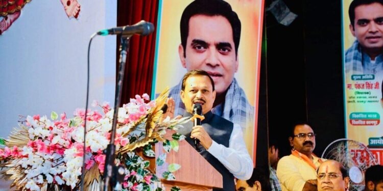 कनपुर: रमेश अवस्थी, पत्रकार-एमपी, कार्यालय में एक वर्ष पूरा करता है, एक भव्य समारोह के साथ मनाता है