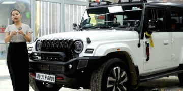 कस्टम महिंद्रा थार रॉक्सक्स सफेद-काले रंग की नौकरी में उबेर कूल लग रहा है