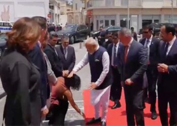 काउंसिल के सदस्य ने साइप्रस में प्रथागत भारतीय मार्ग में पीएम मोदी को बधाई दी