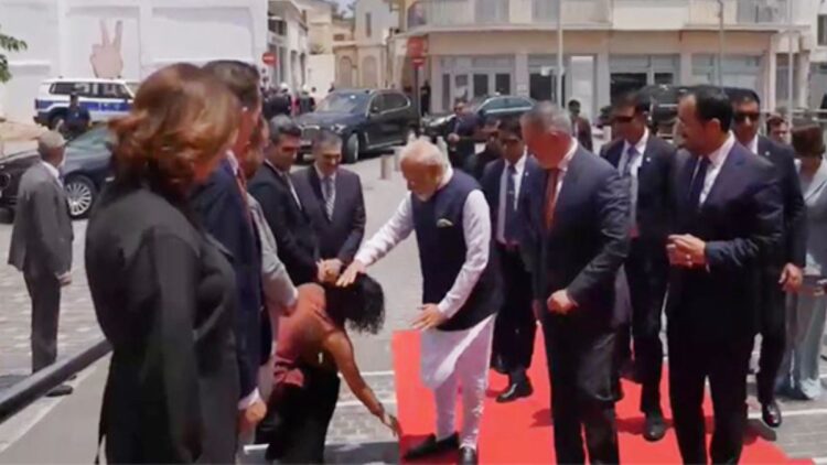 काउंसिल के सदस्य ने साइप्रस में प्रथागत भारतीय मार्ग में पीएम मोदी को बधाई दी