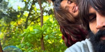 कार्तिक आर्यन सेट से Sreeleela के साथ दर्पण सेल्फी छोड़ता है, Diwali 2025 रिलीज़ - Dellyranks - Dellyranks को चिढ़ाता है