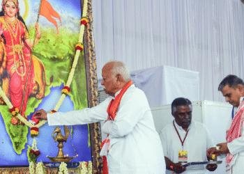 केरल शिक्षा मंत्री आरएसएस स्टाइल वाले भारत माता पोर्ट्रेट के विरोध में राज भवन कार्यक्रम से बाहर निकले