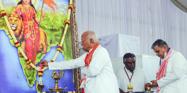 केरल शिक्षा मंत्री आरएसएस स्टाइल वाले भारत माता पोर्ट्रेट के विरोध में राज भवन कार्यक्रम से बाहर निकले