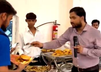 खान सर वेडिंग रिसेप्शन: YouTuber और शिक्षक पुरुष छात्रों के लिए 2 घटना होस्ट करते हैं, व्यक्तिगत रूप से उन्हें भोजन परोसता है - घड़ी