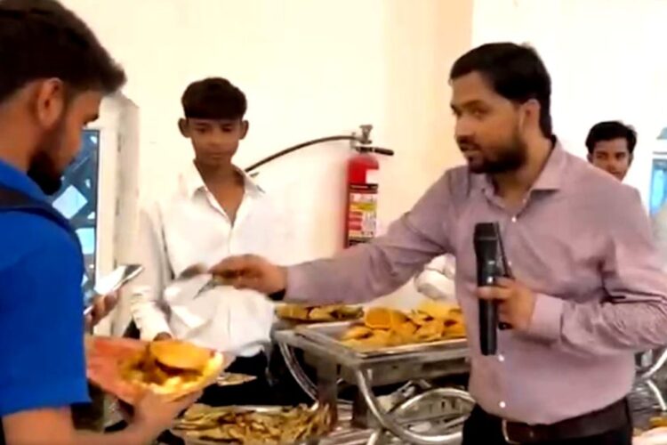 खान सर वेडिंग रिसेप्शन: YouTuber और शिक्षक पुरुष छात्रों के लिए 2 घटना होस्ट करते हैं, व्यक्तिगत रूप से उन्हें भोजन परोसता है - घड़ी