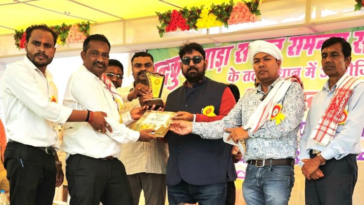 गांडा समाज ने डॉ। राजाराम त्रिपाठी को उनके 'जीवित देवता' के रूप में घोषित किया