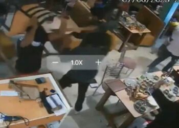 गाजियाबाद वायरल वीडियो: असहिष्णुता! 7-8 पुरुषों ने लथिस के साथ रेस्तरां, भोजन विवाद पर लोहे की छड़ें; घबराए हुए ग्राहक भय में छोड़ देते हैं