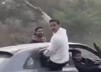 ग्रेटर नोएडा वायरल वीडियो: 'जाहिल लॉग' लड़के लापरवाही से सिटी रोड पर कारों को ड्राइव करते हैं, पुलिस सख्त कार्रवाई करते हैं