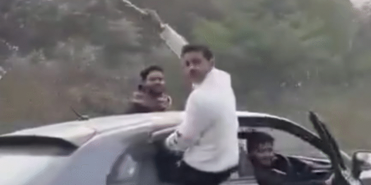 ग्रेटर नोएडा वायरल वीडियो: 'जाहिल लॉग' लड़के लापरवाही से सिटी रोड पर कारों को ड्राइव करते हैं, पुलिस सख्त कार्रवाई करते हैं
