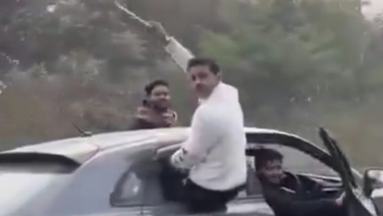 ग्रेटर नोएडा वायरल वीडियो: 'जाहिल लॉग' लड़के लापरवाही से सिटी रोड पर कारों को ड्राइव करते हैं, पुलिस सख्त कार्रवाई करते हैं
