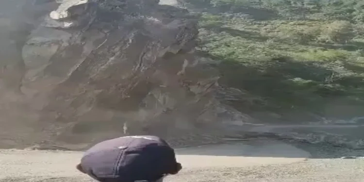 चंबल लैंडस्लाइड वायरल वीडियो: बड़े पैमाने पर भूस्खलन ने हिमाचल प्रदेश के चंबा जिले को हिट किया, मार्ग गंभीर रूप से बाधित